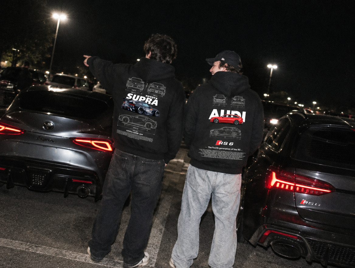 Двоє друзів на автозустрічі в худі MONOCLO Toyota Supra A90 і Audi RS6