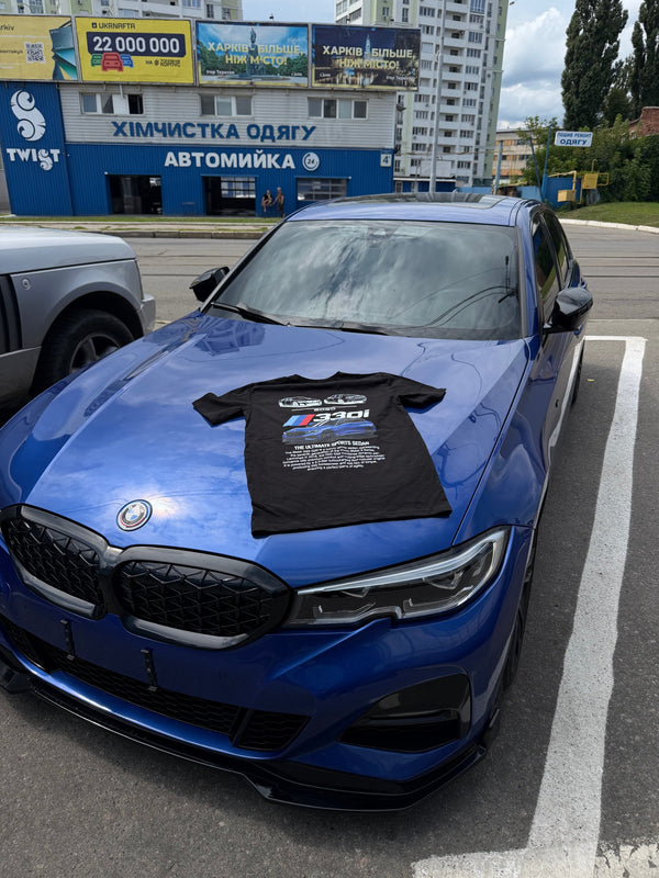 Футболка MONOCLO зі своїм принтом BMW 330i на капоті авто