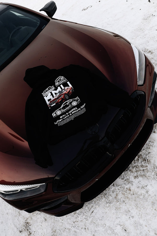 Худі з принтом BMW 8 Series на капоті авто, вигляд згори