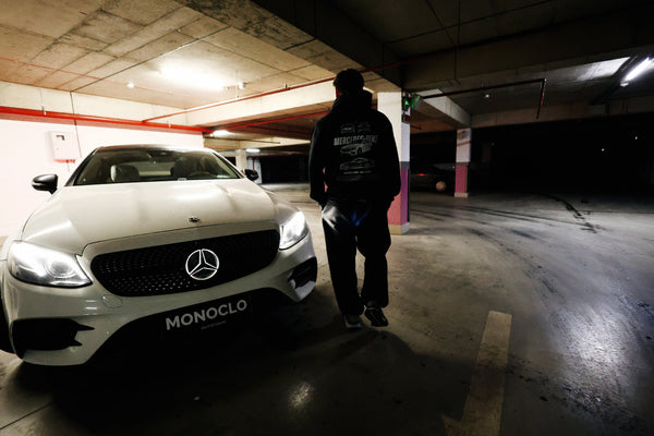 Худі з принтом Mercedes-Benz E-Coupe на спині в підземному паркінгу